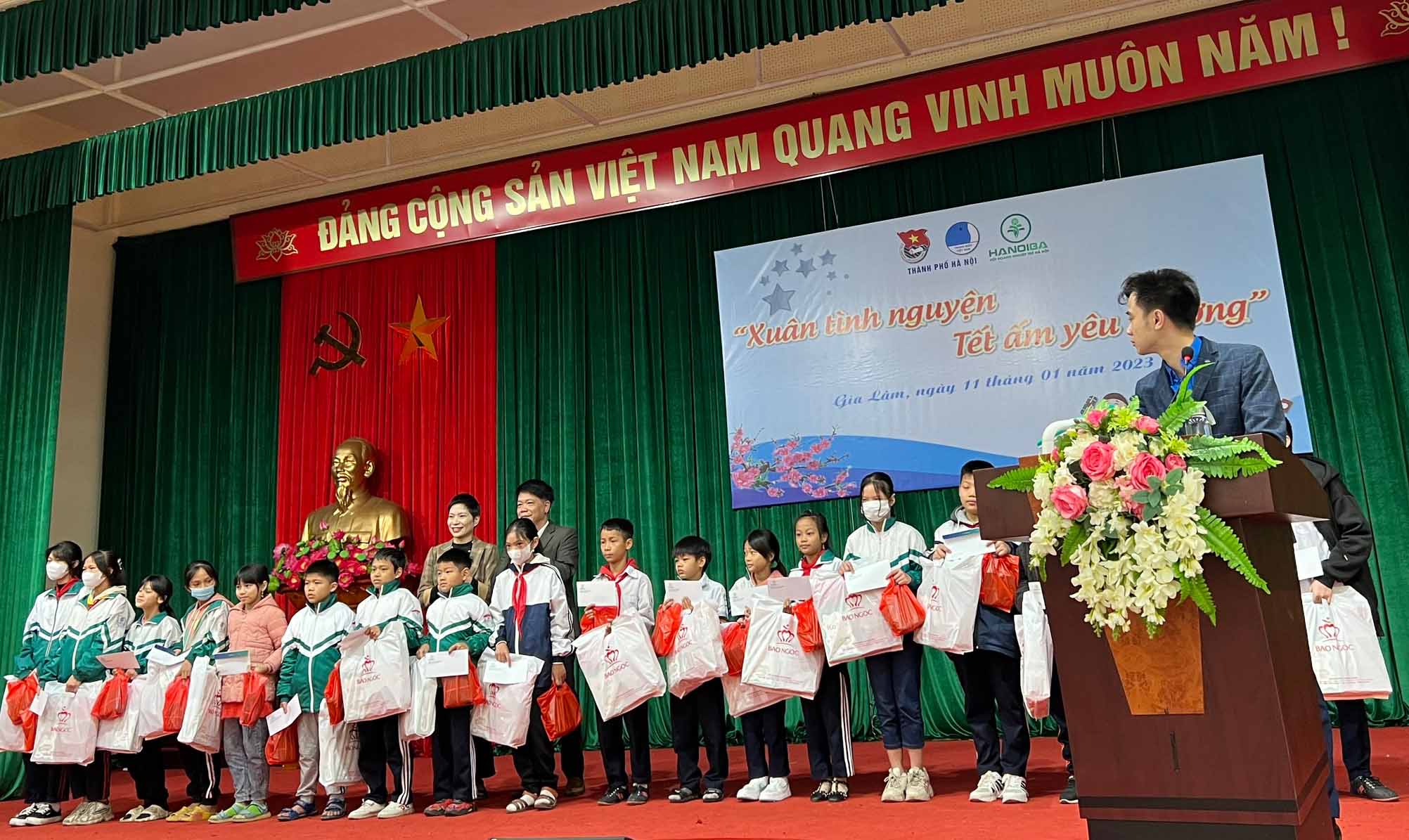 B&agrave; L&ecirc; Thị Hậu Phương - Gi&aacute;m đốc C&ocirc;ng ty trao qu&agrave; Tết cho c&aacute;c ch&aacute;u nhỏ tại Gia L&acirc;m